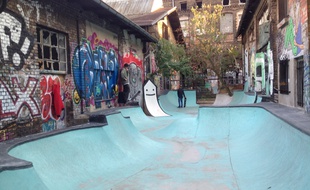 Seuls les locaux et quelques privilégiés peuvent skater le Betonhausen, un bowl d'inspiration DIY au Skatehalle.